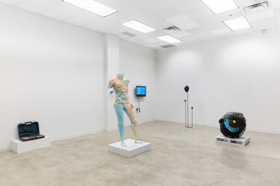 Installation view of an anthropomorphic statue without the head and the hands.