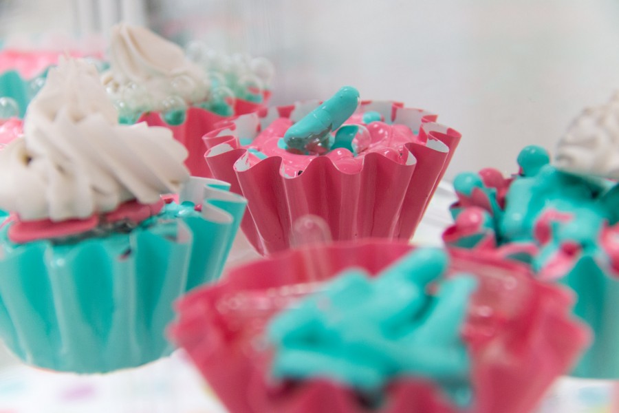A close look at ceramic cupcakes held green and red recipients