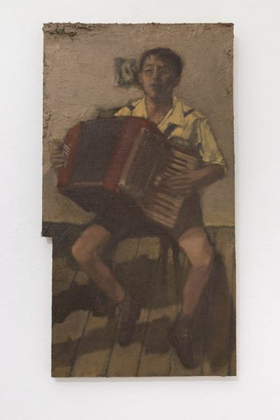 The painting represents a man with shorts and a white shirt, sitting on a chair and playing on a red accordion in a room with a wooden floor, a white wall behind him, and a small picture hung on the wall