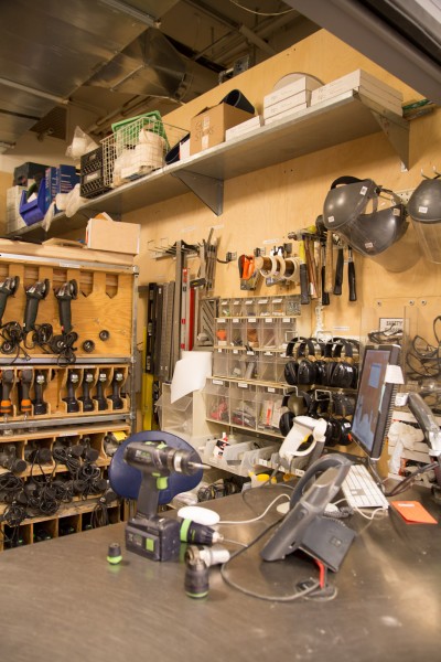 Working tools, power drill, grinding machines, safety headphones, measuring tools, a computer and a telephone